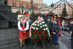 20191224130454_img_6527.jpg-Krakowskie kwiaciarki złożyły kwiaty pod pomnikiem wieszcza