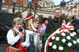 20191224130558_img_6529.jpg-Krakowskie kwiaciarki złożyły kwiaty pod pomnikiem wieszcza