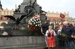 20191224130627_img_6537.jpg-Krakowskie kwiaciarki złożyły kwiaty pod pomnikiem wieszcza