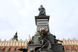 20191224130738_img_6573.jpg-Krakowskie kwiaciarki złożyły kwiaty pod pomnikiem wieszcza