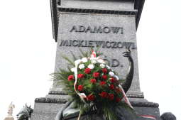 20191224130848_img_6582.jpg-Krakowskie kwiaciarki złożyły kwiaty pod pomnikiem wieszcza