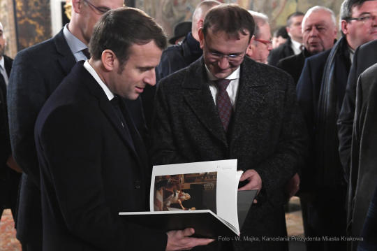 4545.jpg-Emmanuela Macrona