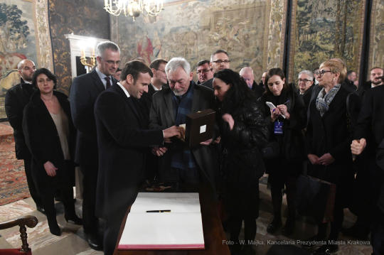 4949.jpg-Emmanuela Macrona