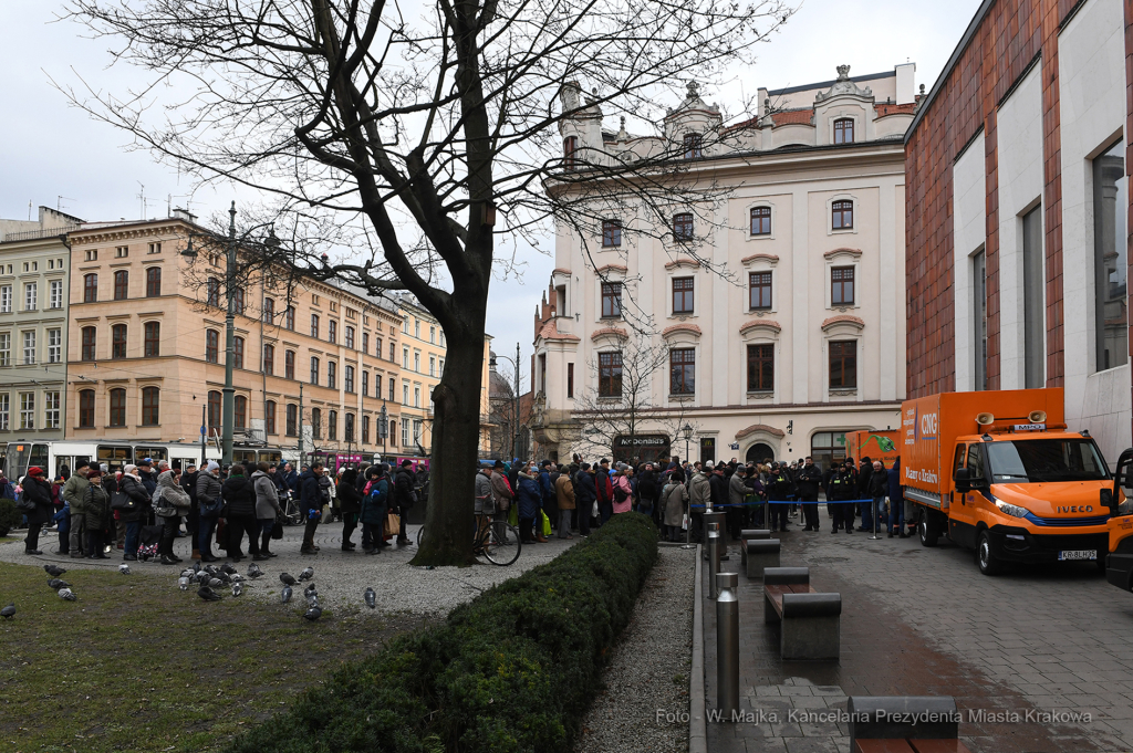 0101.jpg-Walentynkowa akcja rozdawania budek lęgowych  Autor: W. Majka