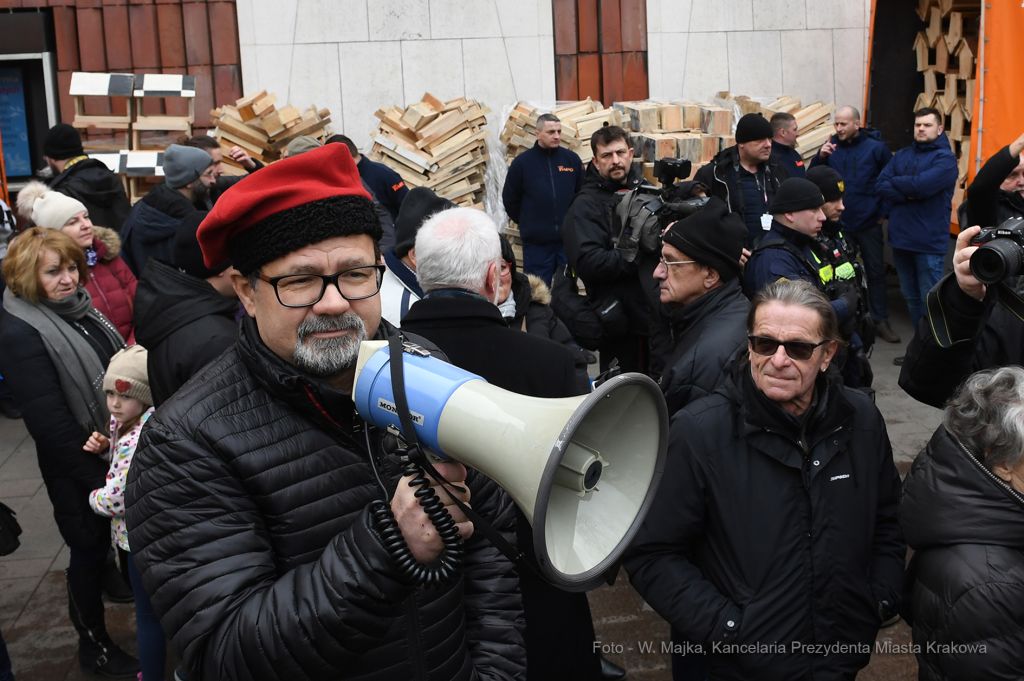 0505.jpg-Walentynkowa akcja rozdawania budek lęgowych  Autor: W. Majka