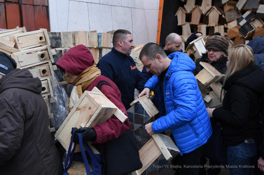 0707.jpg-Walentynkowa akcja rozdawania budek lęgowych