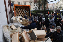 0909.jpg-Walentynkowa akcja rozdawania budek lęgowych