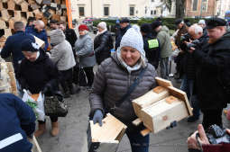 1010.jpg-Walentynkowa akcja rozdawania budek lęgowych