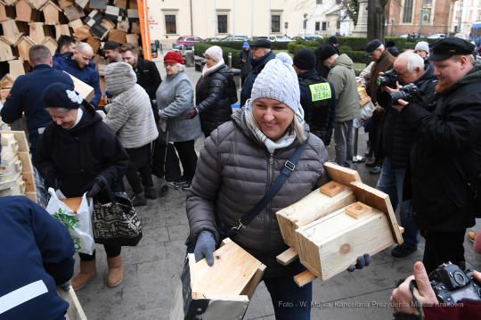 1010.jpg-Walentynkowa akcja rozdawania budek lęgowych