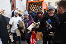 1111.jpg-Walentynkowa akcja rozdawania budek lęgowych