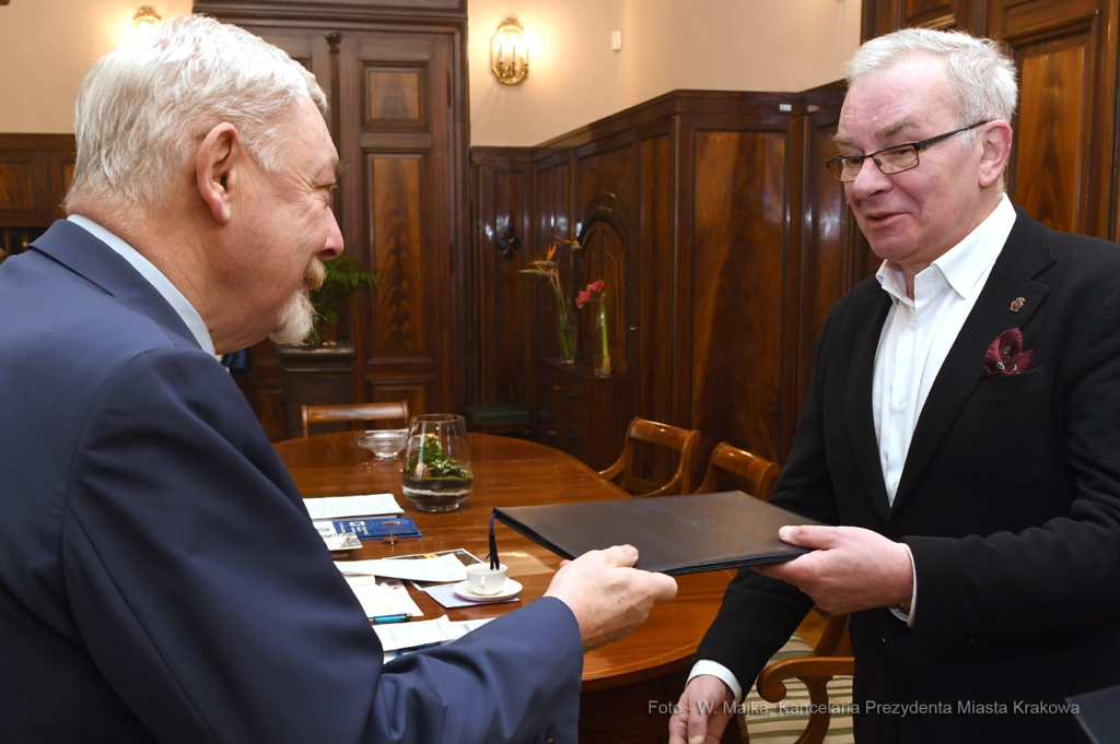 0404.jpg-nagrody dla dyrektorów V LO i Technikum Łączności nr 14  Autor: W. Majka