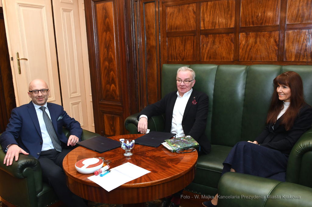 0505.jpg-nagrody dla dyrektorów V LO i Technikum Łączności nr 14  Autor: W. Majka