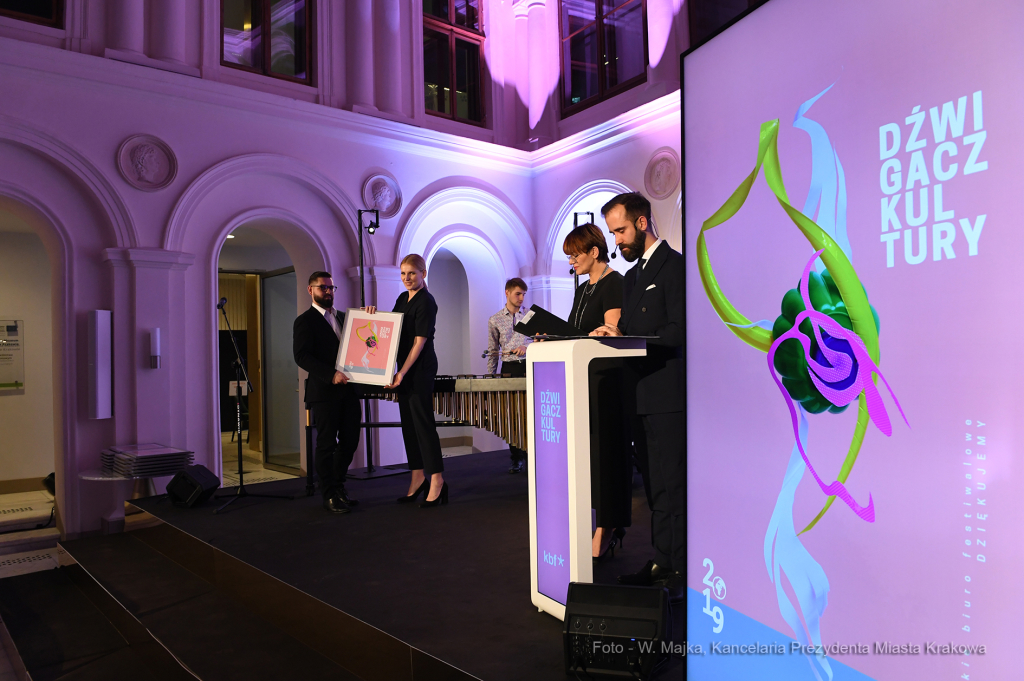 2929.jpg-Gala wręczenia nagród Dźwigacz Kultury  Autor: W. Majka