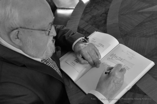 0404.jpg-Krzysztof Penderecki