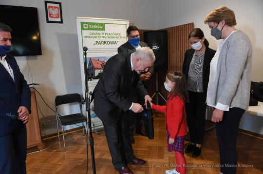 0101.jpg-Przekazanie komputerów dla dzieci przebywających w placówkach opiekuńczo-wychowawczych