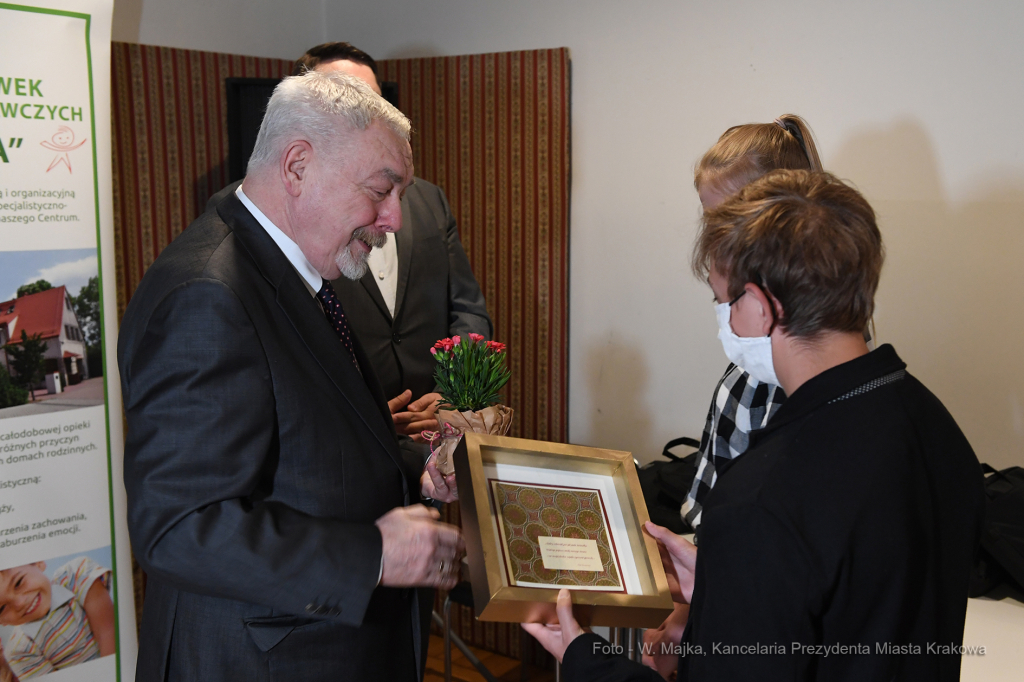 0606.jpg-Przekazanie komputerów dla dzieci przebywających w placówkach opiekuńczo-wychowawczych  Autor: W. Majka