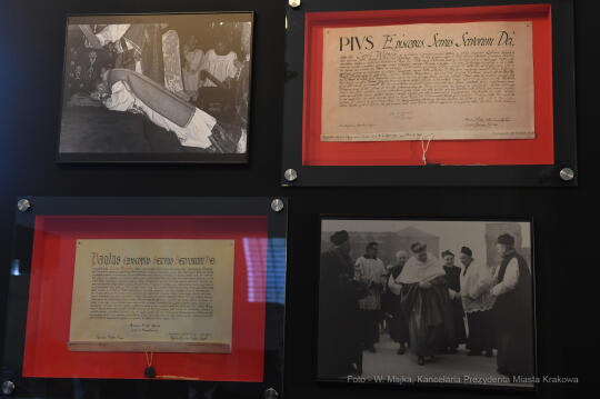 1414.jpg-Uroczyste otwarcie wystawy „Pasterz. Stulecie urodzin Świętego Jana Pawła II”