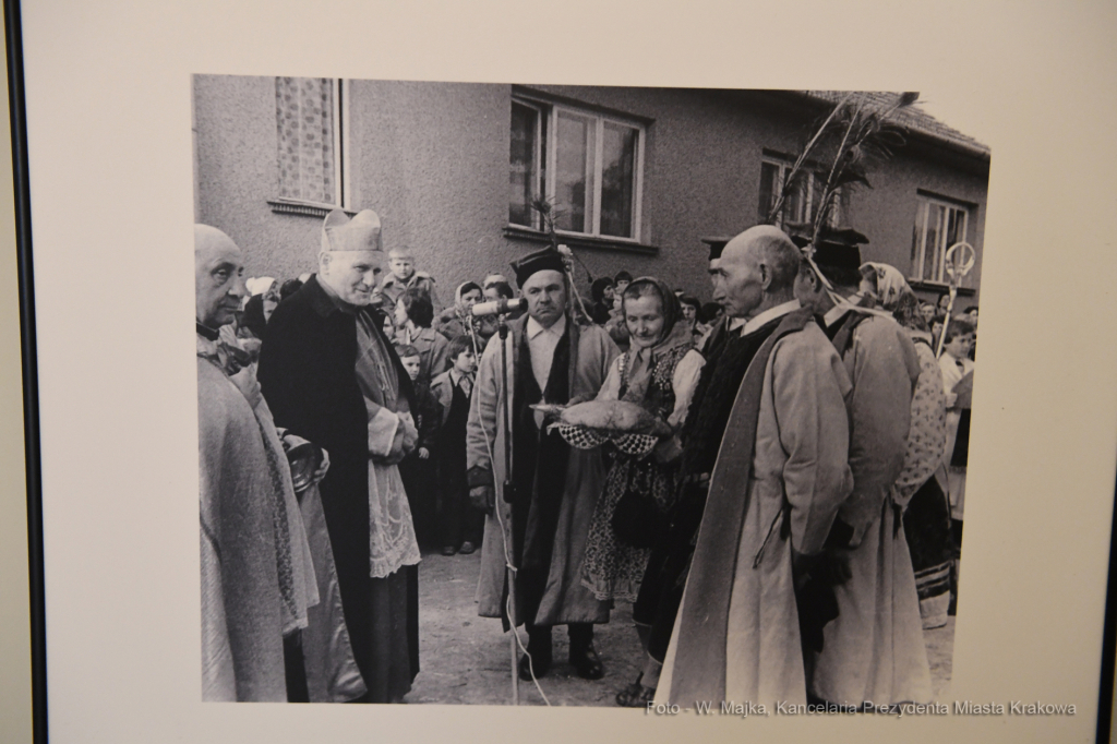 1515.jpg-Uroczyste otwarcie wystawy „Pasterz. Stulecie urodzin Świętego Jana Pawła II”  Autor: W. Majka