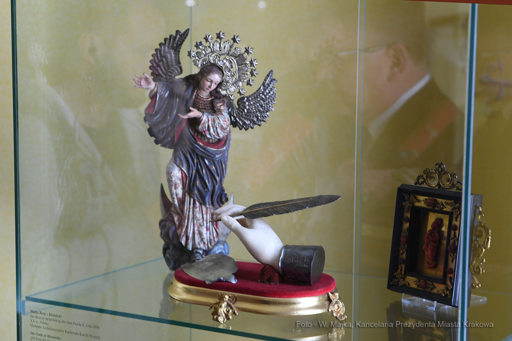 1717.jpg-Uroczyste otwarcie wystawy „Pasterz. Stulecie urodzin Świętego Jana Pawła II”  Autor: W. Majka