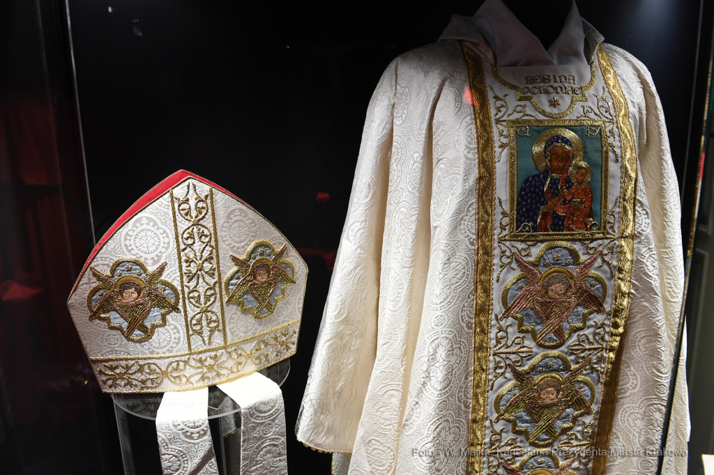 2323.jpg-Uroczyste otwarcie wystawy „Pasterz. Stulecie urodzin Świętego Jana Pawła II”  Autor: W. Majka