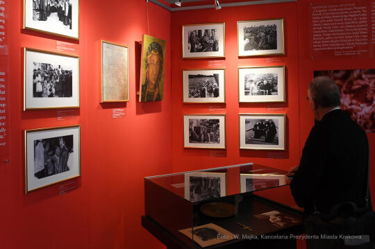 2424.jpg-Uroczyste otwarcie wystawy „Pasterz. Stulecie urodzin Świętego Jana Pawła II”