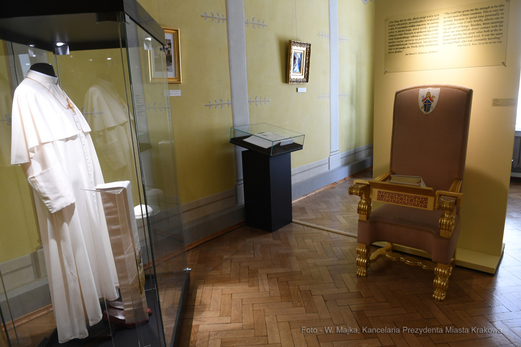 2525.jpg-Uroczyste otwarcie wystawy „Pasterz. Stulecie urodzin Świętego Jana Pawła II”  Autor: W. Majka
