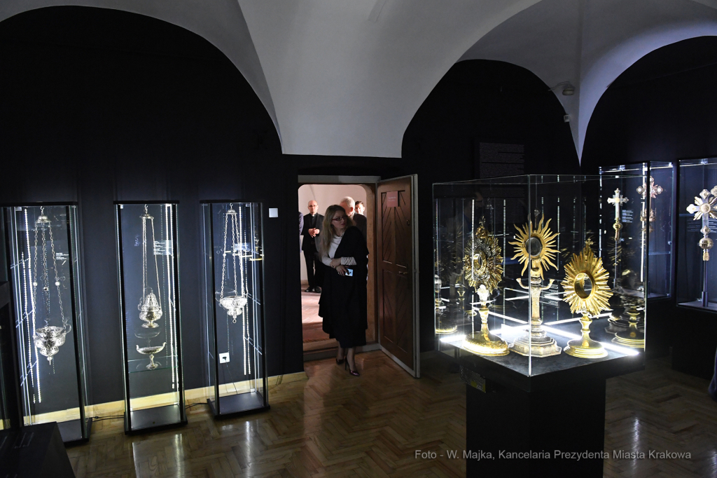 2626.jpg-Uroczyste otwarcie wystawy „Pasterz. Stulecie urodzin Świętego Jana Pawła II”  Autor: W. Majka