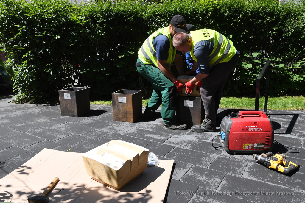 0101.jpg-Trzy kamienne siedziska, dar Solury dla Krakowa  Autor: W. Majka