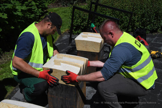 0303.jpg-Trzy kamienne siedziska, dar Solury dla Krakowa