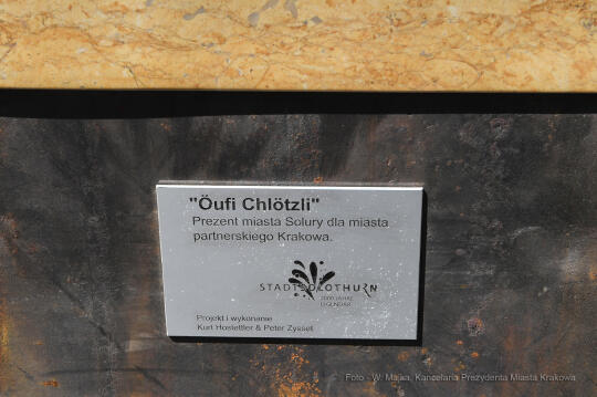 0505.jpg-Trzy kamienne siedziska, dar Solury dla Krakowa