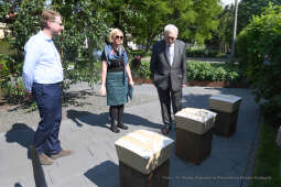 0707.jpg-Trzy kamienne siedziska, dar Solury dla Krakowa