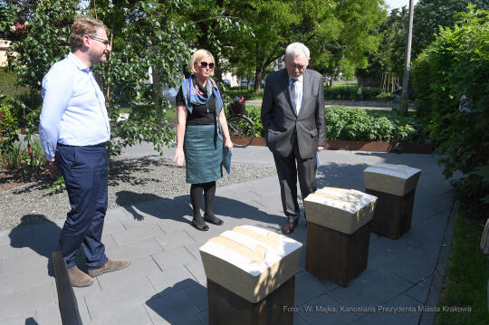 0707.jpg-Trzy kamienne siedziska, dar Solury dla Krakowa