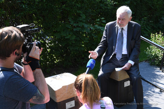 0808.jpg-Trzy kamienne siedziska, dar Solury dla Krakowa