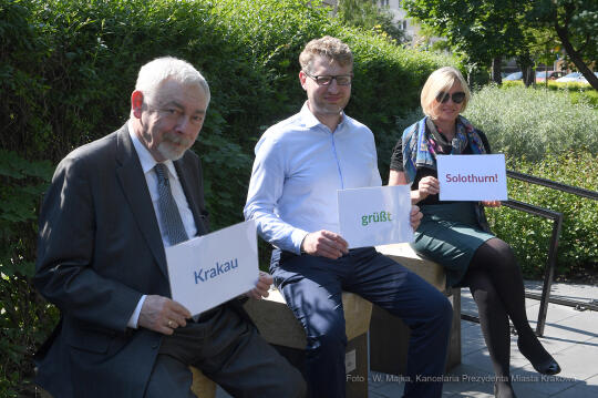 0909.jpg-Trzy kamienne siedziska, dar Solury dla Krakowa