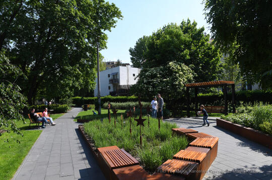 1414.jpg-Trzy kamienne siedziska, dar Solury dla Krakowa