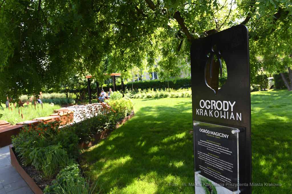 1515.jpg-Trzy kamienne siedziska, dar Solury dla Krakowa  Autor: W. Majka