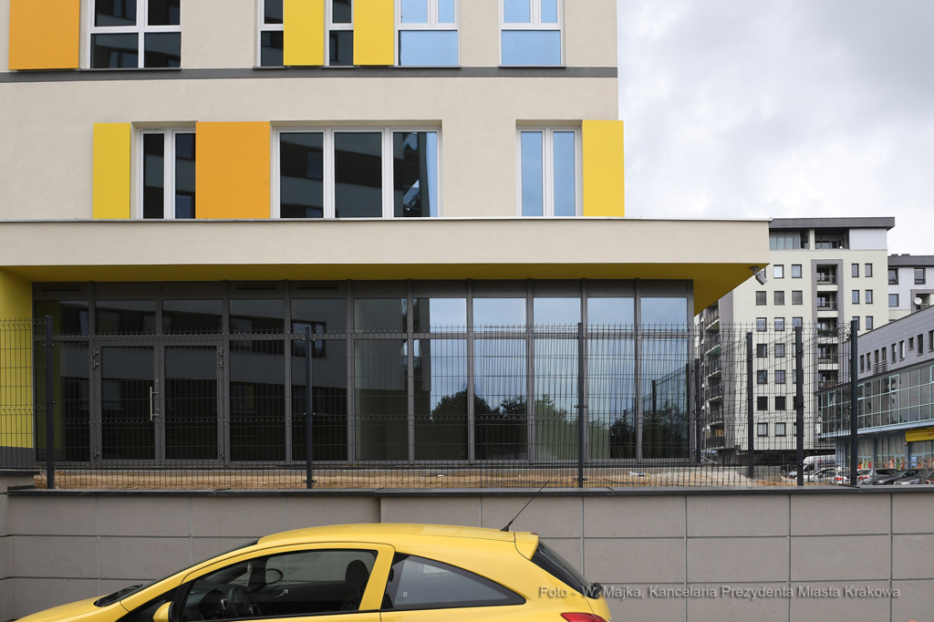 0202.jpg-szkoła na oś. Gotyk  Autor: W. Majka