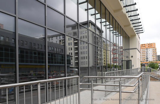 0404.jpg-szkoła na oś. Gotyk