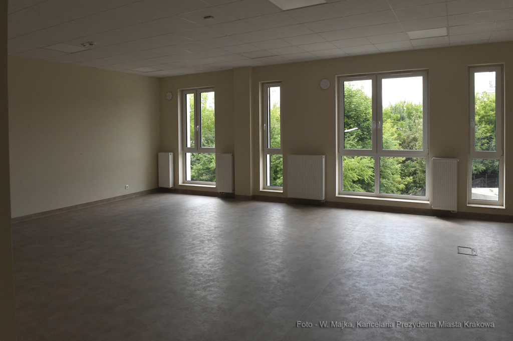 0909.jpg-szkoła na oś. Gotyk  Autor: W. Majka