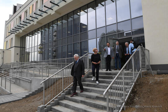 1717.jpg-szkoła na oś. Gotyk