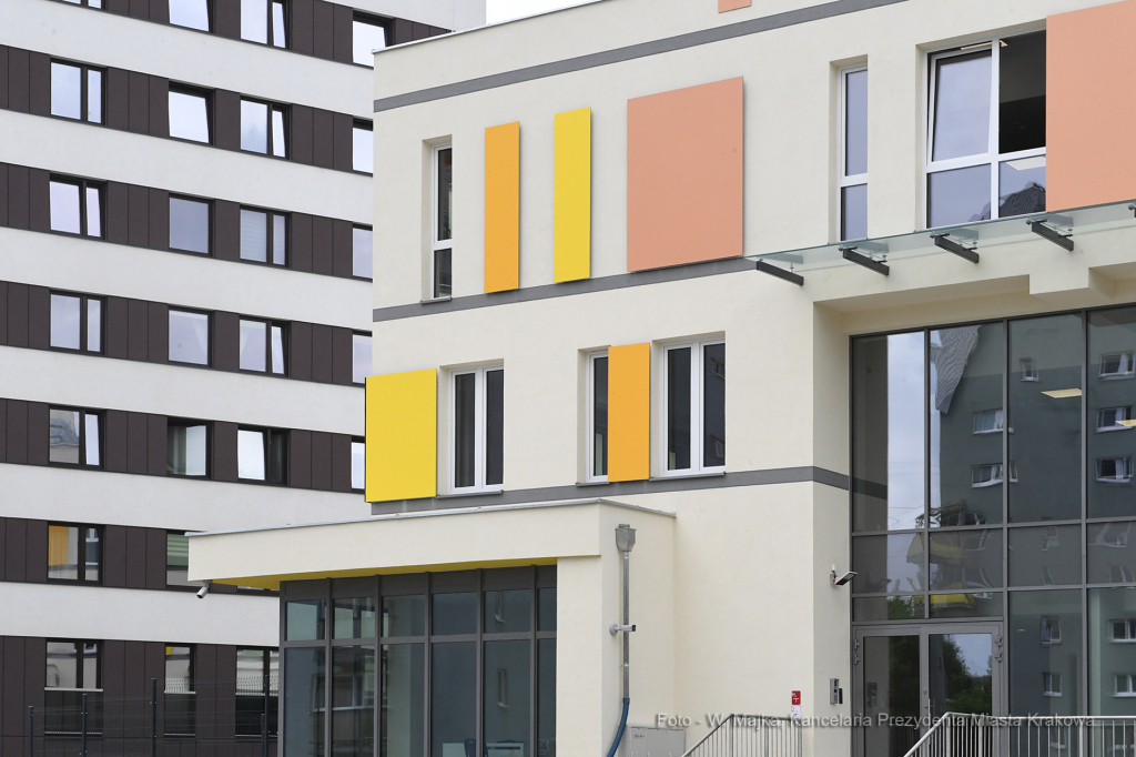 1818.jpg-szkoła na oś. Gotyk  Autor: W. Majka