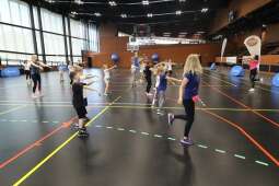 f91a9239_1024.jpg-Na sport(n)owo w rytmie zumby, ZIS, ruch