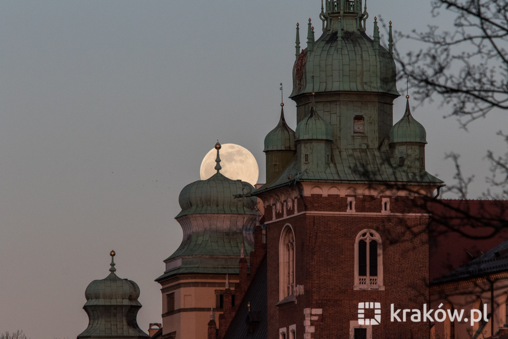 jg1_200407_krpl_4183.jpg-księżyc,pełnia,Wawel,Kraków
