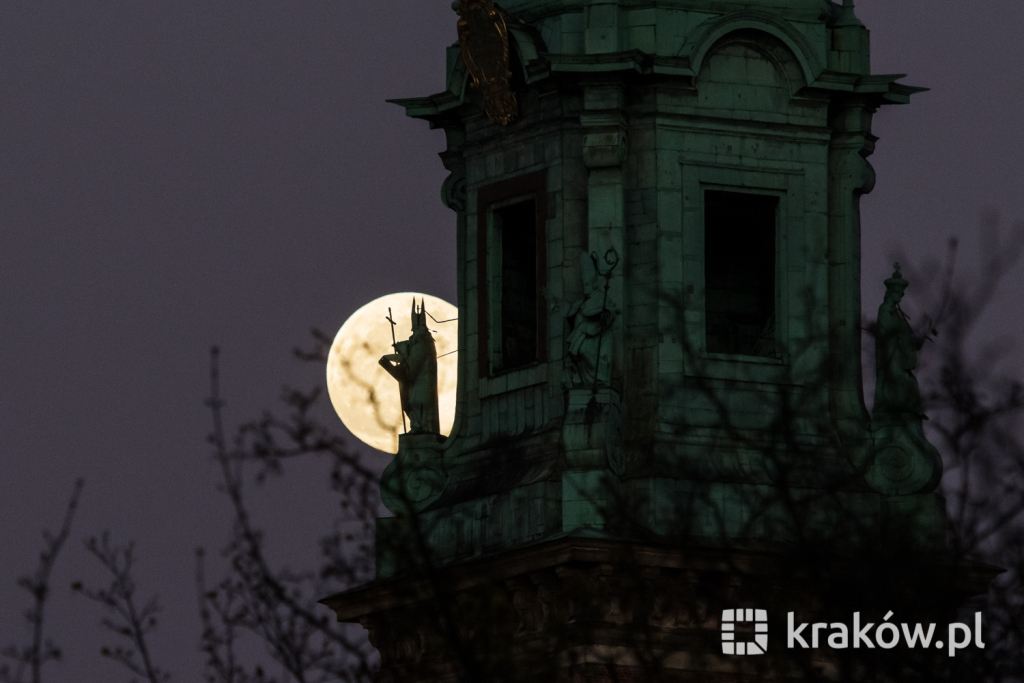 jg1_200407_krpl_4346.jpg-księżyc,pełnia,Wawel,Kraków