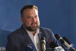 0101.jpg-Pojedynek na frekfencję - konferencja prasowa