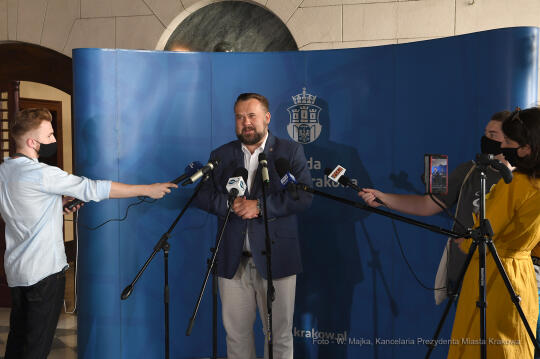 0202.jpg-Pojedynek na frekfencję - konferencja prasowa