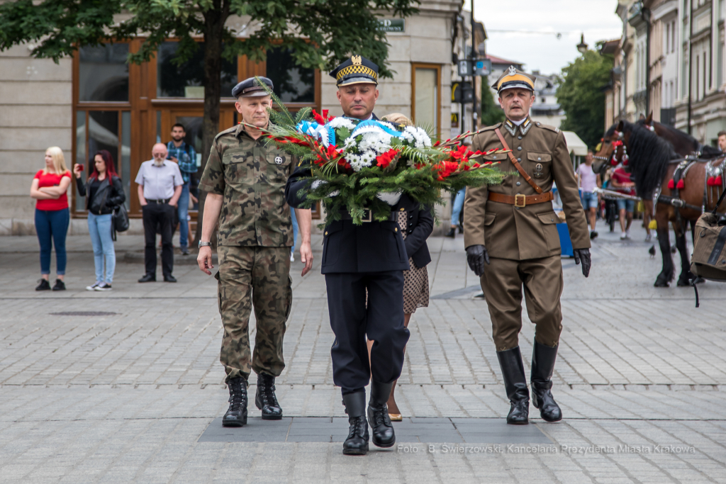 bs-sierpnia 05, 2020-jg_200805_oto_9536.jpg-Kadrówka,Pomnik,Rynek  Autor: B. Świerzowski