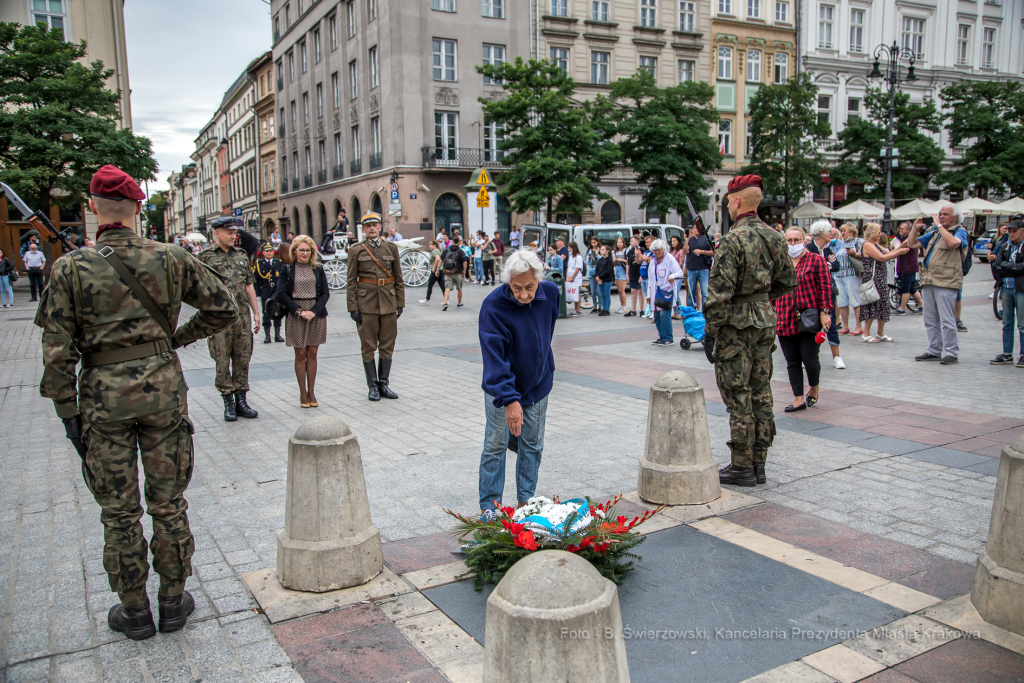 bs-sierpnia 05, 2020-jg_200805_oto_9563.jpg-Kadrówka,Pomnik,Rynek  Autor: B. Świerzowski
