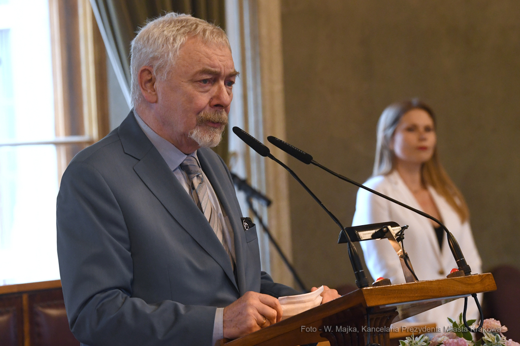 01jpg.jpg-Wręczenie aktów powierzeń stanowisk dyrektorom szkół  Autor: W. Majka