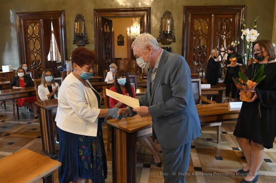 49jpg.jpg-Wręczenie aktów powierzeń stanowisk dyrektorom szkół